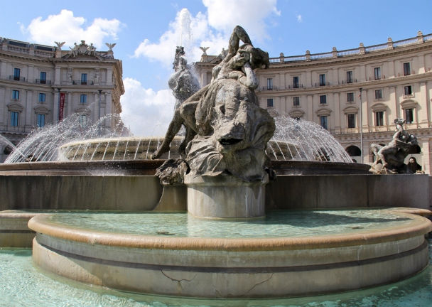 Българка, топнала се в римски фонтан, плати 500 евро глоба